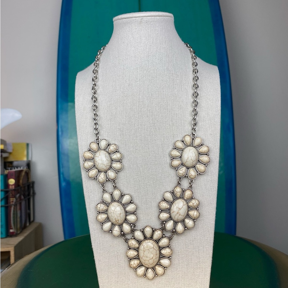 ✨ Cute Floral Statement Necklace – Cream & Silver (Costume Jewelry!) ✨